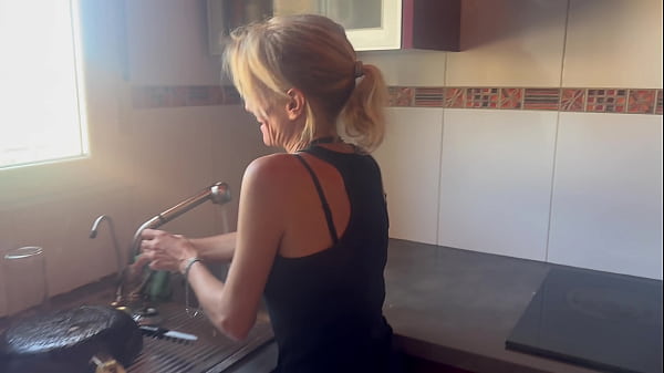 I’m washing the dishes, whant do you want??… A BLOWJOB – HOT WIFE IN THE KITCHEN