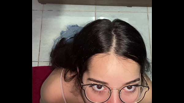 Boquete POV de Debora Mendes em Wellington Ribeiro, reflexo da bunda no espelho e facial intenso no final – COMPLETO NO SHEER.COM E RED