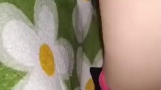 عذراء صغيرة تعطيني مؤخرتها الصغيرة وأنا أضاجعها بشدة لدرجة أنها تبدأ في التأوه والصراخ😈