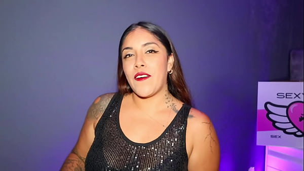 Chica sola de tetas hermosas graba su primera experiencia con un single con una verga enorme