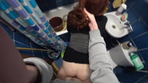 Реальная измена жены с молодым парнем в туалете