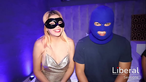 Pareja swinger hace trío con chica unicornio, esposo suertudo