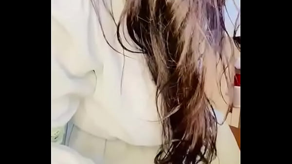 Corno do meu marido assistindo eu experimentar meus bikinis novos, ficou cheio de tesão e começou a bater punheta até encher meus peitos de porra