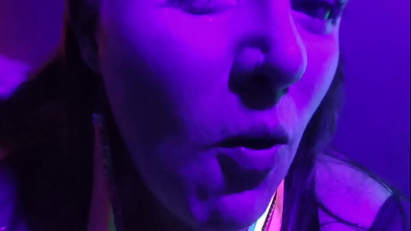 Hotwife sozinha na casa de swing liberando geral – Completo no RED