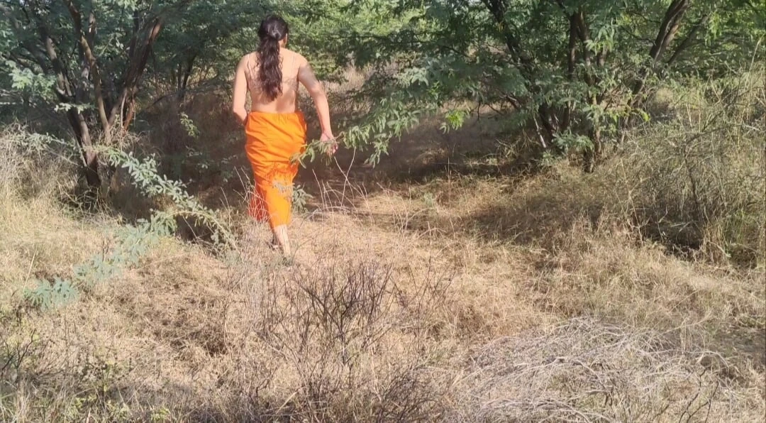 Jangal Me Lakdi Lene Aai Bhabi Ko Ladke Ne Choda