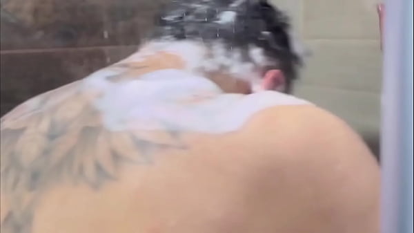 A esto le llamo una buena mamada en el baño