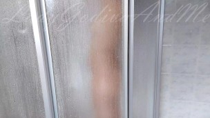 “Chi vuole venire…a lavarmi la schiena?” 🚿💦🚿 Sotto la doccia – Amatoriale italiano